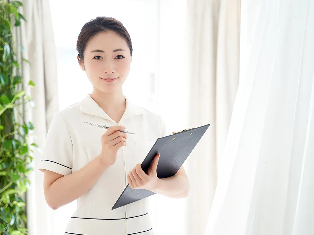 カウンセリングする女性スタッフ