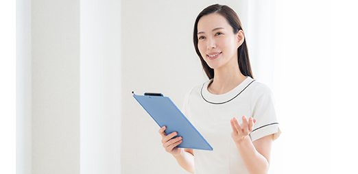 資料を持って説明をするスタッフの女性の写真