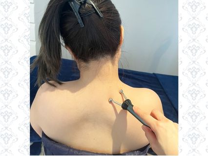 肩甲骨の施術中の様子