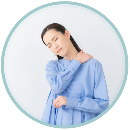 肩をおさえる女性